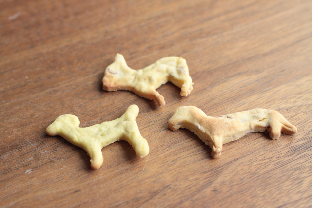犬型に作られたクッキー